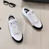 24SS Designer Shoes Casual Sneakers Classic Black White Luxury Vintage bekväma låga tränare Kvinnliga logotyp präglade kalvskinn läder snörning platt sneaker