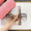 Солнцезащитные очки женщины инновационный дизайн моды с большим градиентом линза