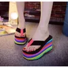 Partihandel 2024 Kvinnor Flip Flops Sandaler Ny tjock bottenplattform Slippare Slope Beach Female Rainbow Colorful Slipper I5io# CF93