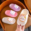 Slipper Summer Girls and Childrens Slide Cute Cartoon Animal Rabbit Slide Breattable och mjuk hemglas för barn Y240514QNSE