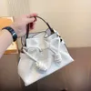 Designer -Tasche echtes Leder neuer Umhängetasche Frauenbeutel mit Kordelkordel und Schnür öffnende Glückstasche Nische Eimer Hoch ästhetische Handtasche Einzel -Umhängetasche einzeln