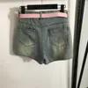 Broderade brev korta byxor för kvinnor designer stil damer jeans sommar casula lösa denim shorts med bälte