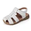 Sandálias de verão sapatos infantis meninos sandálias de praia para meninos de couro mole de baixo anti deslizamento de calçados fechados de dedão infantil D240515