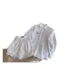 Designer de calças de duas peças feminina 24 verão nova série MIU Bordado oco bordado de água solúvel em aresta de manga longa de camisa de manga longa Conjunto de shorts