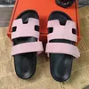 Talltor Chypre Sandal Designer Sliders Flop Flops Platta sandaler för strandkomfort kalvskinn Läder naturlig mocka getskinn i brunt och svart för kvinnor och män