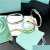 Brazalete de diseño de acero de titanio de brazalete Sier Braceletas de oro de rosa para joyas para mujeres con caja de bolsas Veet Delto de caída DH48T