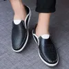 Äkta läder sandaler skor män trevliga sommar avslappnade hål slip-on platta ko manliga loafers svart vit a1295 05a6
