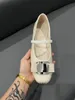 Masowe kobiety baletowe płaskie sandały rzędowe elastyczne Włochy kwadratowe palce bowtie Dekoracja przycisków napa skórzana designer profesjonalny taniec baleriny sandałowe UE 35-40