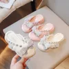 Slipper 2024 Söta tofflor Toddler Girl Shoe Girl Sandals Bow Kids Shoe For Girl Kids Slippers Andningsbara sommarstrandsko Zapatos Nia Y240514YAVA