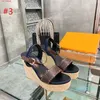 15a 2024 Kadın Sınır Kama Sandalet Akademisi 8cm Monogramlı Platform Siyah Beyaz Kahverengi Yolcu Sanayda Sahil Hattı Peep Açık Ayakkabılar