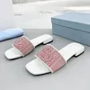 Designer slippers geborduurde zijden bedrukte lamskijns sandalen lederen hakhoogte slippers muildieren luxe loafers strandschoenen retro platform