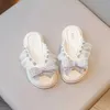 Slipper 2024 Söta tofflor Toddler Girl Shoe Girl Sandals Bow Kids Shoe For Girl Kids Slippers Andningsbara sommarstrandsko Zapatos Nia Y240514YAVA