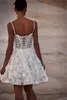 Enkel minilängd bröllopsklänning sexig spaghettirem spets applikationer kort brud klänning spetsar upp älskling vestidos de noiva