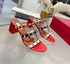 Desinger Sandals Women Flat Beach Rivets Slipper Luxury V Brand Peep Toe Sexig naken Svart Rött Vitt guld Silver Blue Matte Summer Women's Sandal med Red Dust Bag 34-41