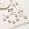 Collier de trèfle de créateur Bracelet Oreille de boucle d'oreille Spring Nouveaux cadeaux bijoux ensemble titane acier charme