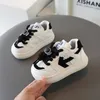 Childrens Sneakers chłopcy bez poślizgu Buty swobodne Baby dziewczynki miękki dół mieszkania maluch oddychające buty do chodzenia studenckiego jesień 240515