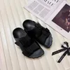 Män kvinnor söndag mocka mule designer sandaler platt glid på tofflor glider lyx mode svart vit brun man plattform sommarstrand utomhus flip flops scuffs 35-40