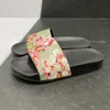 Designer sandals Ltaly Slifori Parigi Nuove vetrini di gomma sandali Brocade floreale da donna Scifezione Flip Flip Flop