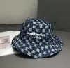 デザイナーメンズバケツの帽子フィット帽子太陽ボンネットデニムレタークラシック女性気質多目的帽子デザインファッションラグジュアリーカップル旅行帽子