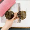 Солнцезащитные очки женщины инновационный дизайн моды с большим градиентом линза