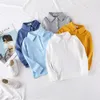 2022 Autumn Boys T-shirt dla koszulki z długim rękawem dla dzieci chłopiec na dole kolor stały kolor bluzy dziecięce odzież L2405