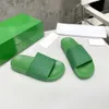 Slippers Slider Designer شرائح مخططة جولة إصبع القدم من المطاط النعال الصيفي الشاطئ الشاطئ الأخضر صندل منتجع الإسفنج زوجين الرجال