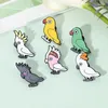 Broches variedades múltiples lindas pájaros alfombrilla dibujos animados loro de pájaro alado de pájaro broche broche animales insignias de la camiseta del sombrero