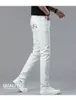 イタリアのハイエンドのトレンディなスリムフィットフィットホワイトジーンズは、トレンディな夏の薄いストレッチカジュアルパンツブラック、ホワイト、ブルーの小さな足の韓国語バージョンの男性のための白いジーンズ