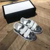 Topp Baby Canvas Shoe Multi Color Stripe Stitching Kids Sneakers Box Packaging Storlek 26-35 Buckle Strap Child Casual Shoes Oct25