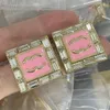 Projektant mosiądzu litera luksusowe kolczyki kryształ małe stadniny na uszach 18k złoto plisowane miedziane kolczyki moda mężczyźni damskie przyjęcie urodzinowe prezenty biżuterii