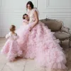 Robes de fille mère de tulle rose pour photo de séance photo look long train maman et gamine gonflées assorties robes de chambre