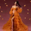写真を撮影するためのかわいいオレンジ色のドレス