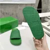 Slippers Slider Designer شرائح مخططة جولة إصبع القدم من المطاط النعال الصيفي الشاطئ الشاطئ الأخضر صندل منتجع الإسفنج زوجين الرجال