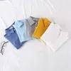 2022 Autumn Boys T-shirt dla koszulki z długim rękawem dla dzieci chłopiec na dole kolor stały kolor bluzy dziecięce odzież L2405