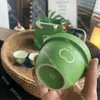 Designer Green Travel Tea Set Zongzi Shape Classic Logo sculpture portable en céramique Personne paresseuse personne un pot trois tasses