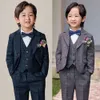Korea Boys Hochzeitskleid Japan Kinder Geburtstag Zeremonie Kostüm Kinder Jacke Weste Hosen Bowtie Blume 5pcs Fotografie Anzug