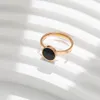 Lumo leggero e semplice guscio nero rotondo anello in acciaio in acciaio in acciaio femminile di nicchia di anello rosso netto di lusso anello di coda versatile