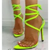 Kadınlar Parlayan Açık Ayak parmağı PVC Patchwork Stiletto Gladyatör Gül Pembe Neon Sarı Kayışlar High Topuk Sandalet A36C