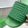 Slippers Slider Designer شرائح مخططة جولة إصبع القدم من المطاط النعال الصيفي الشاطئ الشاطئ الأخضر صندل منتجع الإسفنج زوجين الرجال