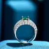 2024 INS Top Sell Eheringe 2CT Luxusschmuck Real 100% 925 Sterling Silver Oval Cut Emerald Moissanite Ruby Gemstones Party Frauen Verlobungsband Ringgeschenk