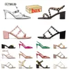 Plataforma de moda de moda sandálias de couro famosas famosas mulheres saltos altos Rivet Manual Slides personalizados de luxo de luto de luxo de luto de luto prateado chinelos vermelhos rosa