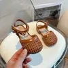 Sandals sandlias sandalen voor meisjes zoete boogschoenen babyschoenen uitgehold niet-slip sandalen voor peuters kinderen zachte zool kinderschoenen y240515