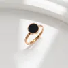 Lumo leggero e semplice guscio nero rotondo anello in acciaio in acciaio in acciaio femminile di nicchia di anello rosso netto di lusso anello di coda versatile