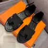 2024 designer sandaler kvinnor tofflor strand romersk skor hög kvalitet kalvskinn läder sommar avslappnad sandal berömd sandels päls glider platt mulor storlek 35-42