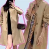 Designer non défini long trench coat B marque le briseur de vent en réseau