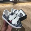 Topp Baby Canvas Shoe Multi Color Stripe Stitching Kids Sneakers Box Packaging Storlek 26-35 Buckle Strap Child Casual Shoes Oct25