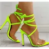 Femmes pointues brillantes ouverts PVC Patchwork Stiletto Gladiator Rose Rose Neon Yellow Sandales Cross High Talons Sandales A354