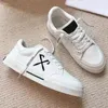 2024 Nya designer Mens broderade Arrow-logotyp Vulkaniserade serier Kvinnor Sneakers Läder och bomullspaneler Anti Slip Gummi Sole Low-Top Par Sneakers Storlek 35-45