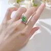 チョウコン2024エレガントな結婚指輪ラグジュアリージュエリーリアル100％925スターリングシルバークッション形状エメラルドモイサナイトダイヤモンドジェムストーンパーティーレディースリーフリングギフト