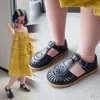Mädchen halbe 2024 Frühling Sommer britischer Stil Kinder Strandausschnitte Kinder flache Schuhe Sandalen 22-36 Prinzessin Vintage L2405